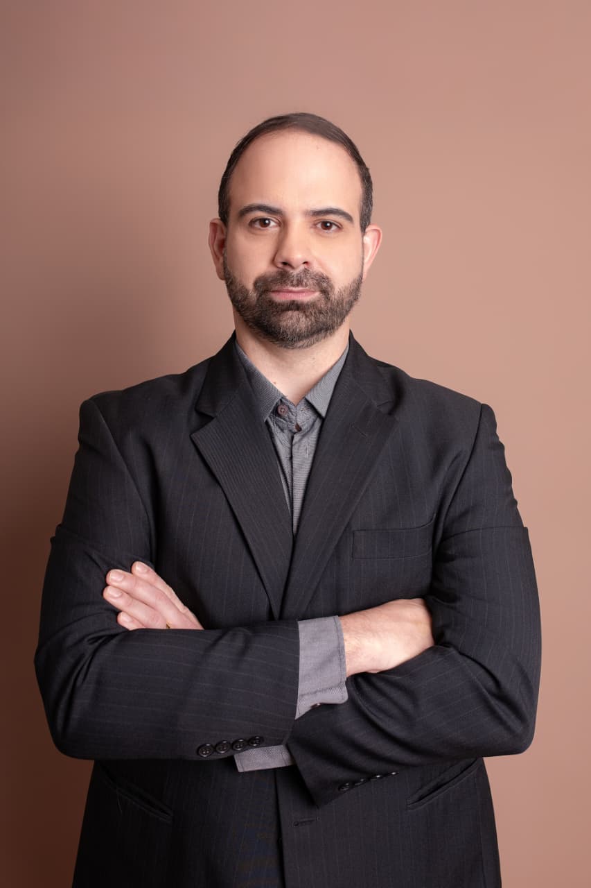 Dr. Tiago Gravatá em retrato profissional
